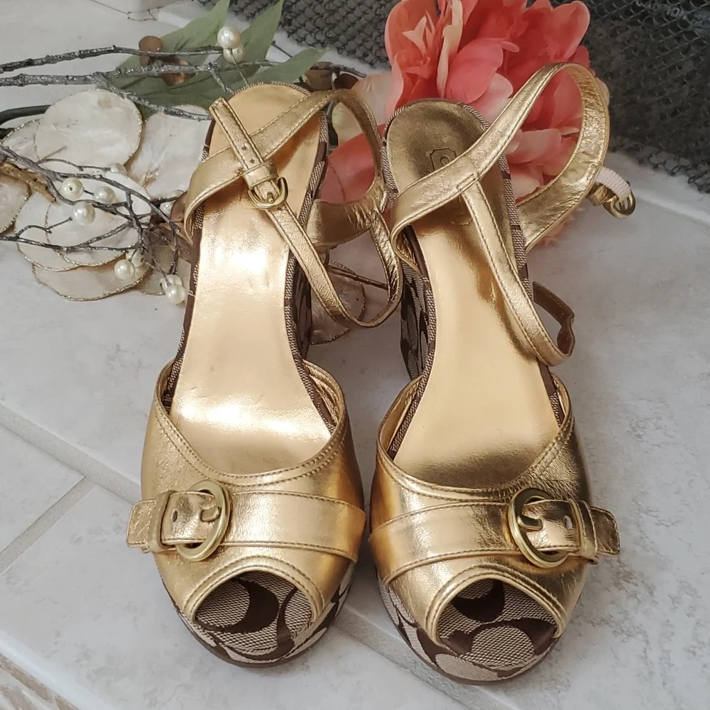 ‼️VERY RARE!!‼️ 🌟🤎 COACH Brown/Gold Wedge Sandals 🤎🌟